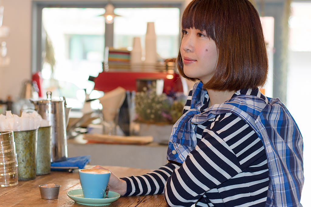 調好閃光燈曝光補償拍出的咖啡館女生