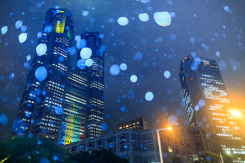 有散景圈的雨天城市景觀