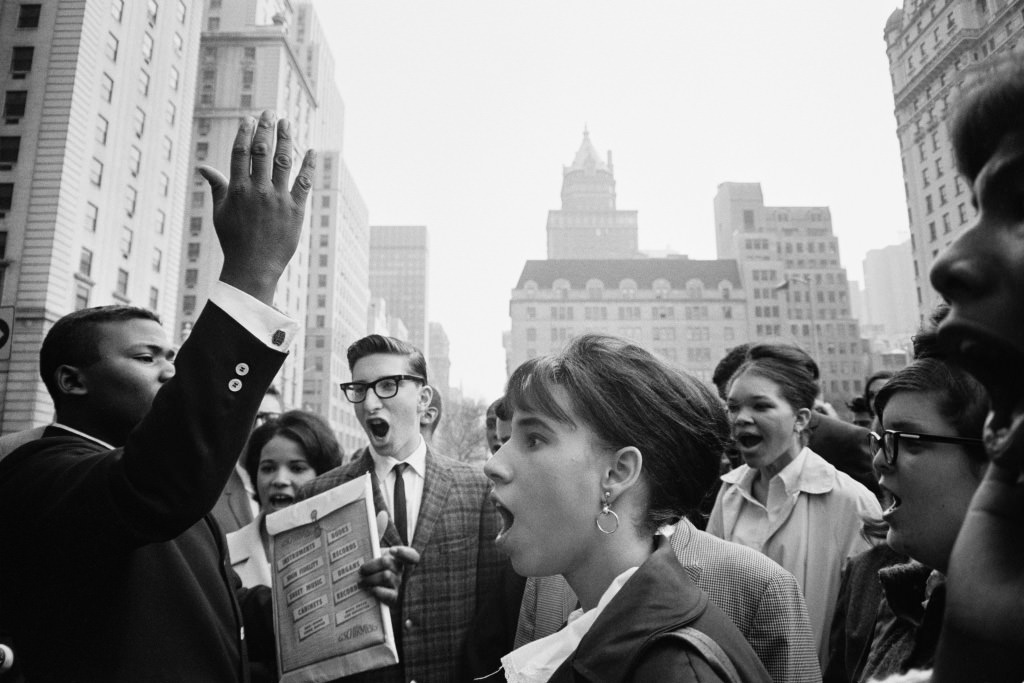 Hiroji Kubota, Kelompok Anti Perang Vietnam berkumpul, New York, 1964 © Hiroji Kubota / Magnum Photos