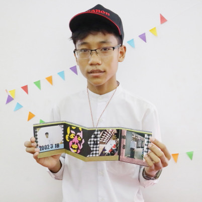 Para peserta Yangon Photo Craft Workshop bersama mahakarya mereka (Bellows Photo Card) - 2