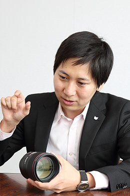 Mr. Yamaguchi (หัวหน้าฝ่ายวางแผนผลิตภัณฑ์) นักพัฒนา EF85mm f/1.4L IS USM