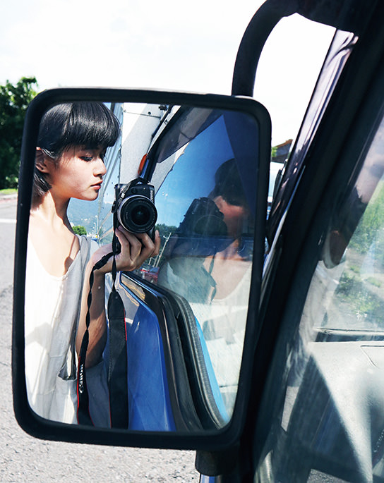 Potret diri melalui cermin samping mobil dengan EOS M6