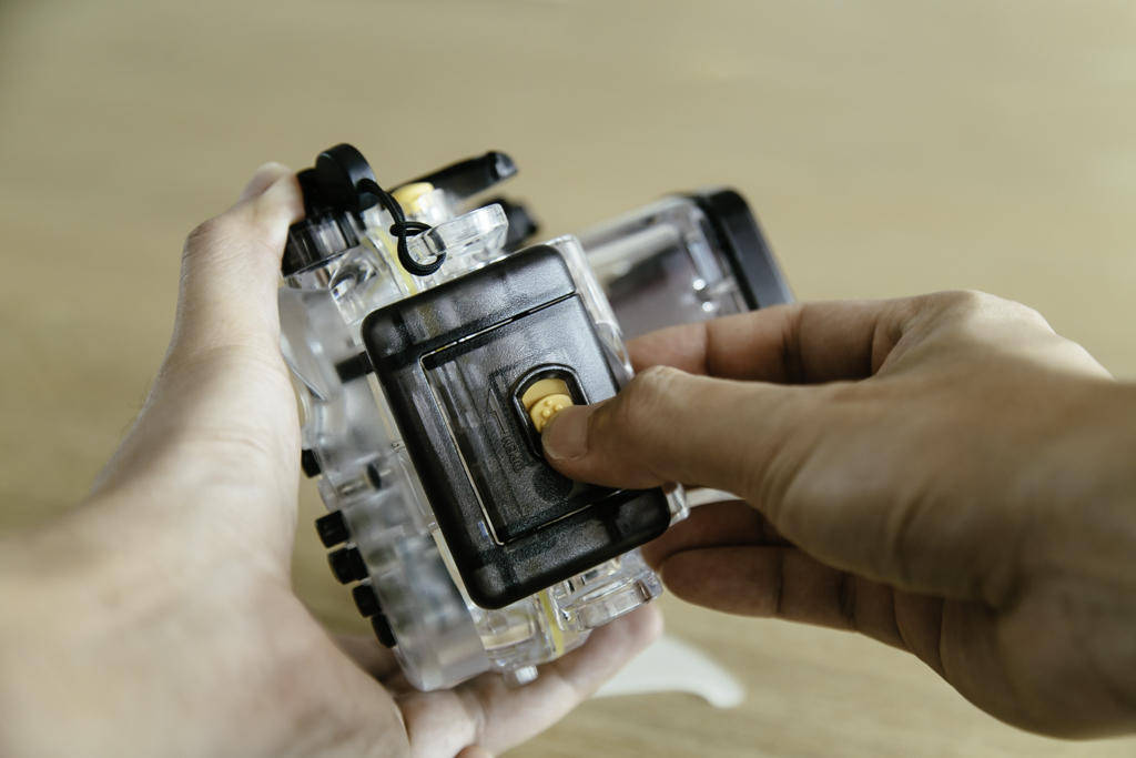 Canon waterproof case WP-DC55 lock