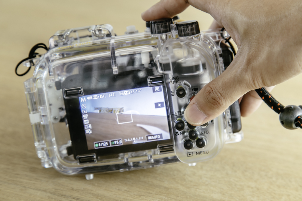 Canon waterproof case WP-DC55 - live view