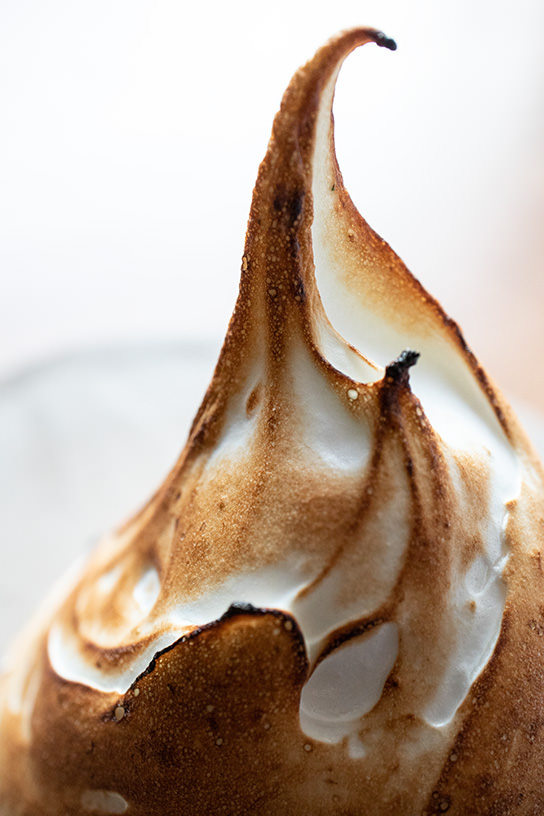 Close-up krim meringue panggang menampilkan teksturnya