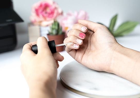 Applying varnish on nails