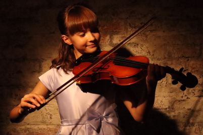 Girl playing violin shot at ISO 12,800