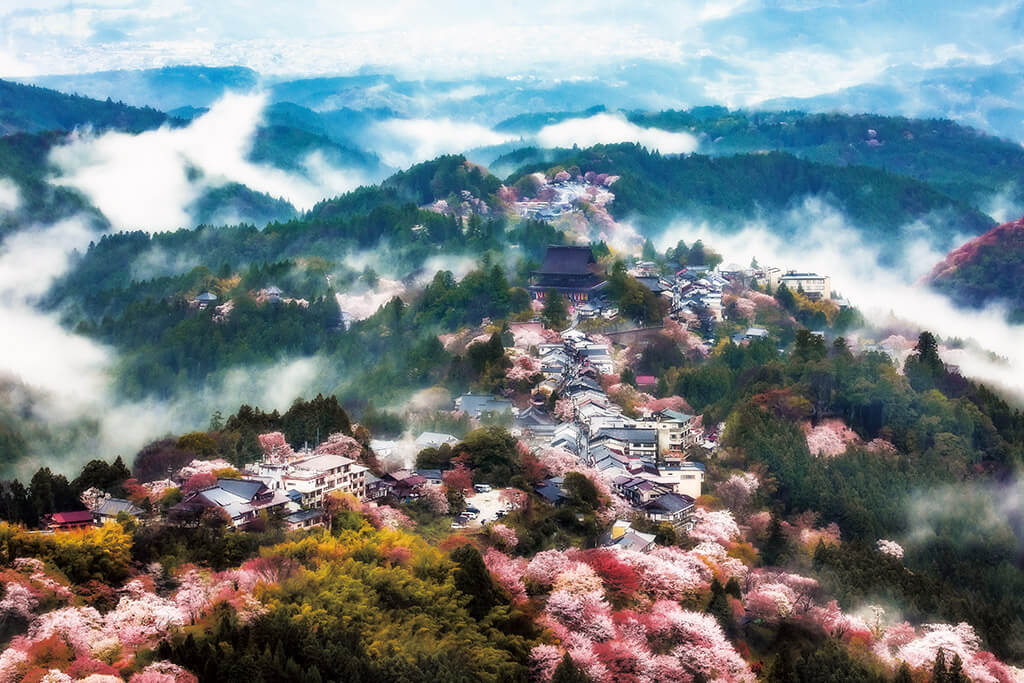 Pemandangan panorama Gunung Yoshino selama musim bunga sakura dengan gumpalan awan